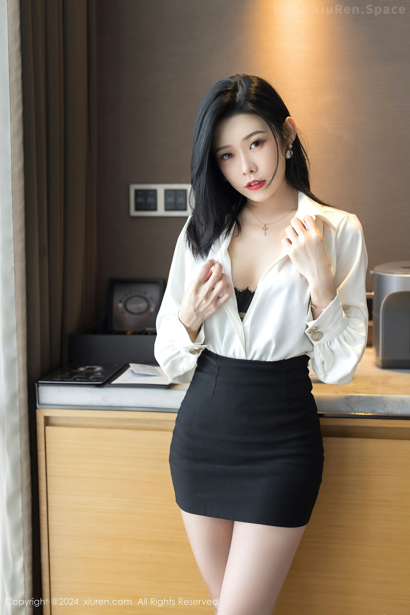 图片[4]-[XiuRen秀人网] VOL.9329 模特luvian本能性感白衬衫配黑短裙露超薄肉丝秀凹凸身材诱惑写真42P-秀人网官方网站